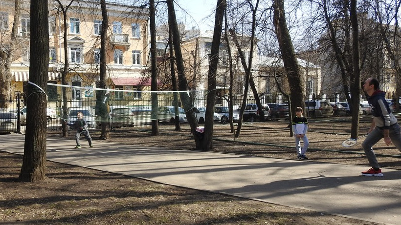 «Самоизоляция»: Саратовцы играют в парке в теннис и закупаются на рынке. Фоторепортаж