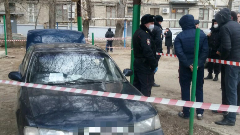 Подозрительный водитель прижал саратовского полицейского автомобилем к столбу