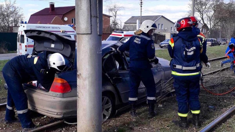 Саратовский водитель бросил пострадавшего пассажира в BMW на трамвайных путях