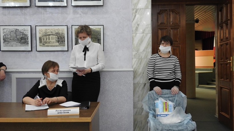 Плакаты, маски и разметка: В Саратовской облдуме проходит «пандемическое» заседание