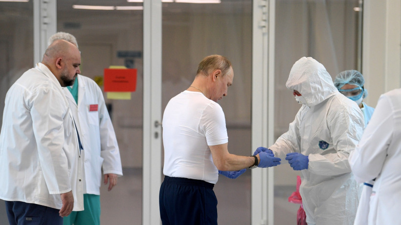 Врачи, которые работают с коронавирусными больными, получат надбавку 80 тысяч рублей