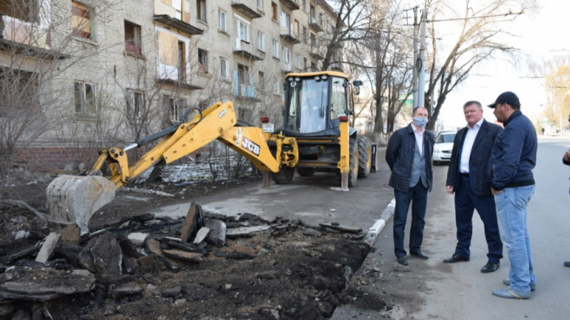 Мэр Саратова пригрозил не принять ремонт тротуара на Крымской. Рейд он провел без маски 