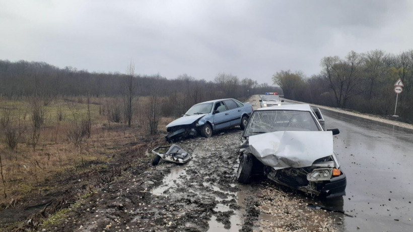 В Романовском районе на встречной столкнулись Volkswagen Passat и фургон