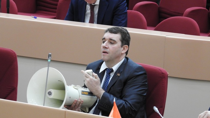 Анидалов пообещал загнать единороссов в подполье за исключение коммуниста из мандатной комиссии
