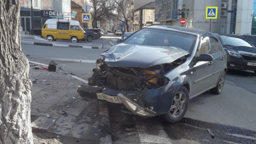 После ДТП в центре Саратова иномарка протаранила знак на тротуаре