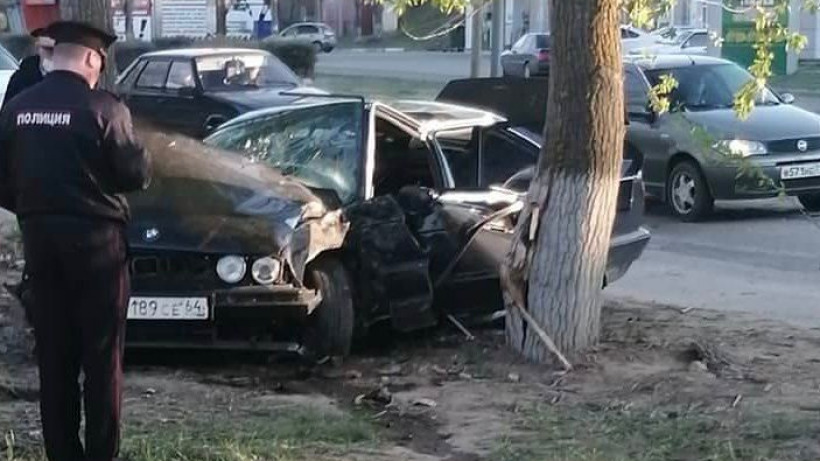 В Балакове водитель BMW превысил скорость и врезался в дерево