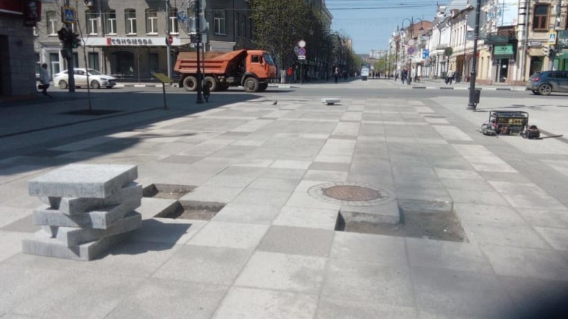 На саратовском проспекте Кирова  по гарантии меняют тротуарную плитку