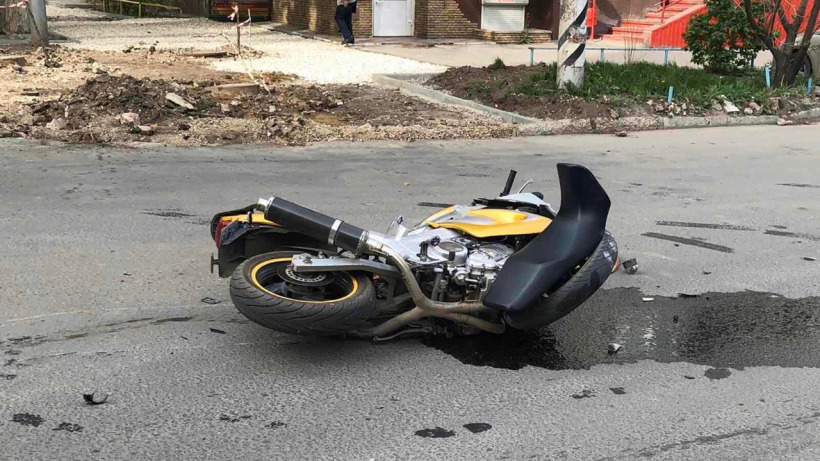 В результате аварии в центре Саратова пострадал мотоциклист  