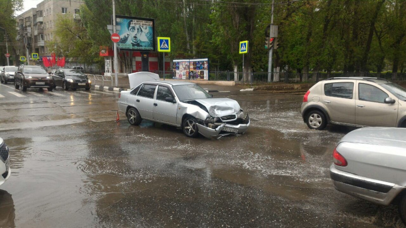 В результате аварии рядом с саратовским университетом пострадала девушка  