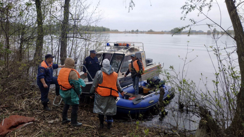 Саратовские спасатели эвакуировали трех человек, таинственным образом попавших на остров