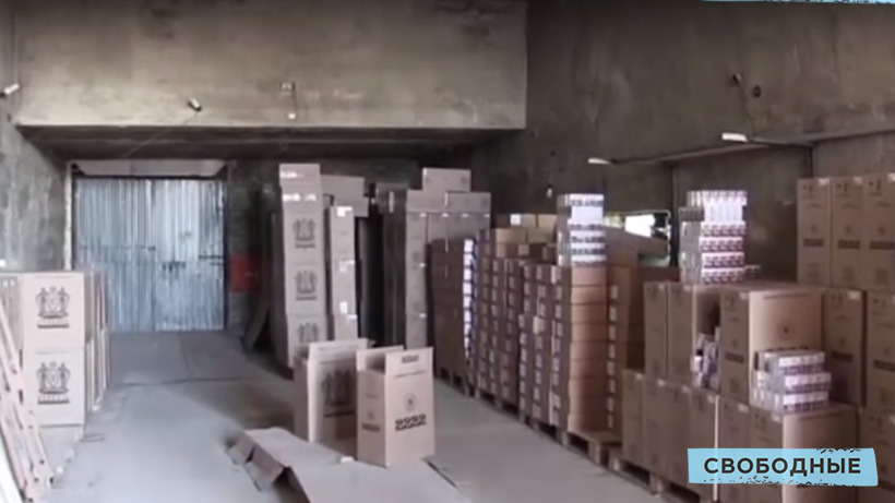 На складе в Саратове полиция нашла 20 тысяч литров нелегальной водки и 100 тысяч пачек сигарет 