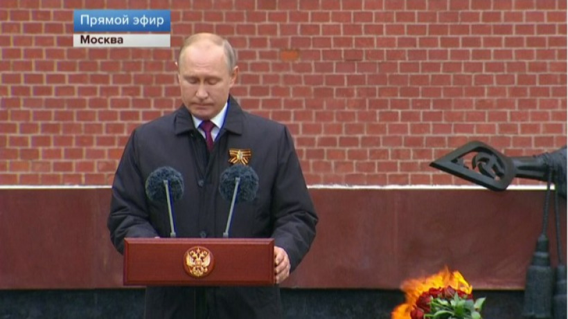 Путин поздравил россиян с Днем Победы на фоне стены Кремля с отвалившимся фрагментом
