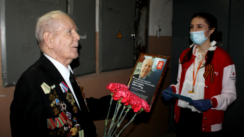 В Саратове волонтеры подарили 95-летнему ветерану велосипед