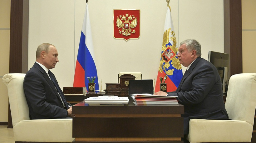 Путин встретился с Сечиным без масок и назвал падение спроса на нефть в мире «самой главной проблемой для всех»