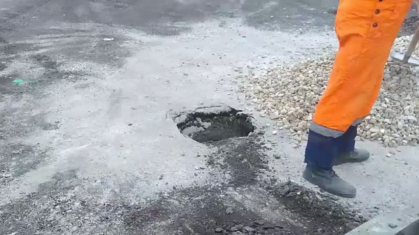 Саратовец: В «Звезде» на месте нового асфальта сразу появляются дыры с паром. Их снова асфальтируют