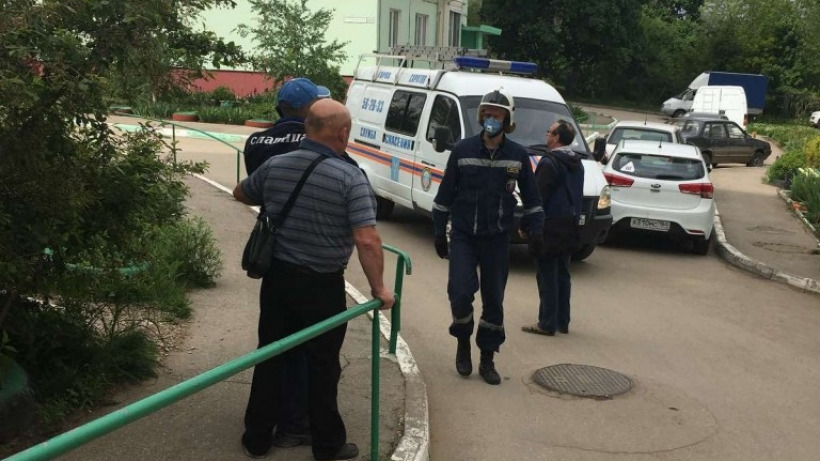 Пьяный саратовец грозил спрыгнуть с крыши многоэтажки, а затем сам вышел во двор