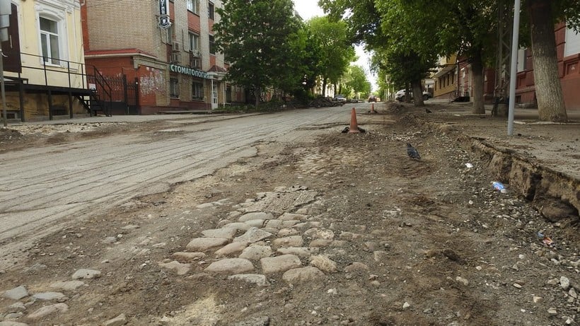 В Саратове дорожные рабочие откопали фрагмент старинной мостовой
