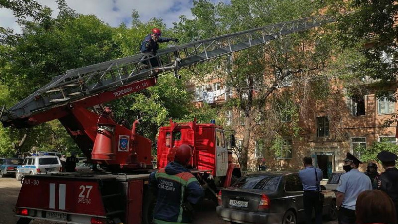 Энгельсская администрация организует питание и размещение жильцов дома с обрушившейся лестницей в Летке