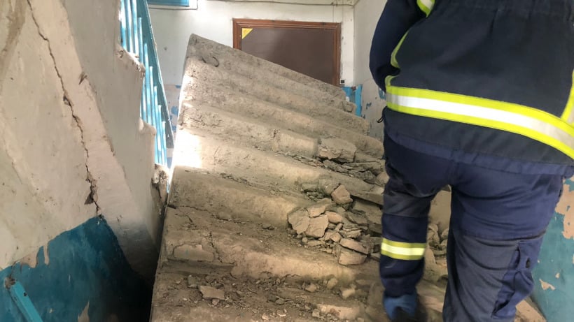 Обрушение лестницы дома в Энгельсе изучит Следственный комитет