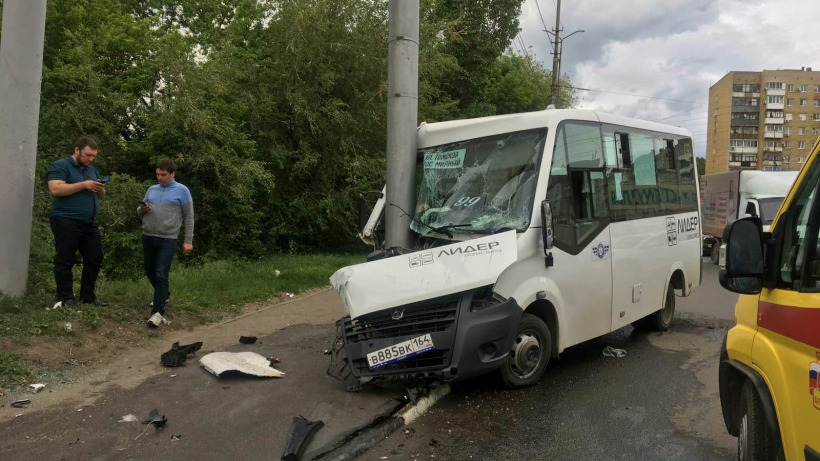 В Саратове автобус протаранил столб. Пострадали семь пассажиров