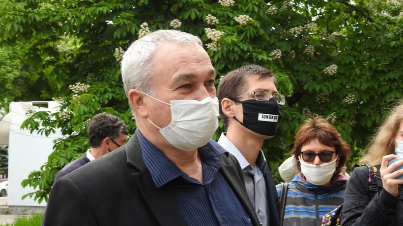 После прогулки с журналистами саратовский чиновник отказался от сноса десяти деревьев