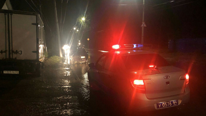 Ночью в Саратове «семерка» протаранила столб. Пострадали четыре подростка