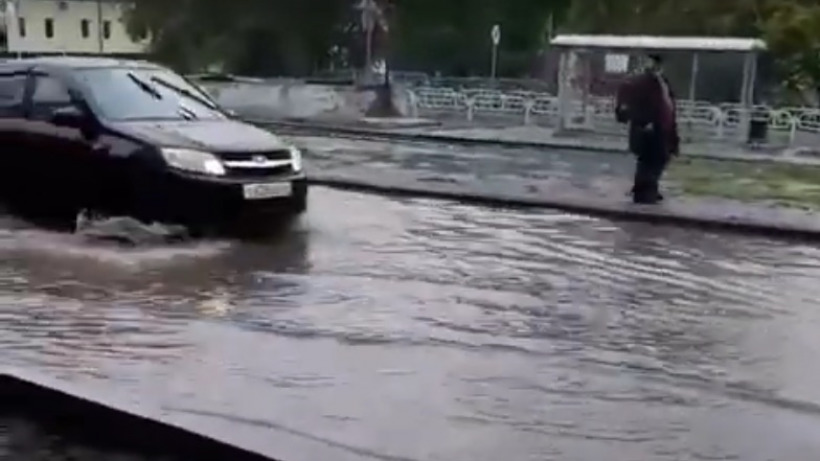 Отремонтированная саратовская дорога без ливневок после дождя превратилась в бассейн