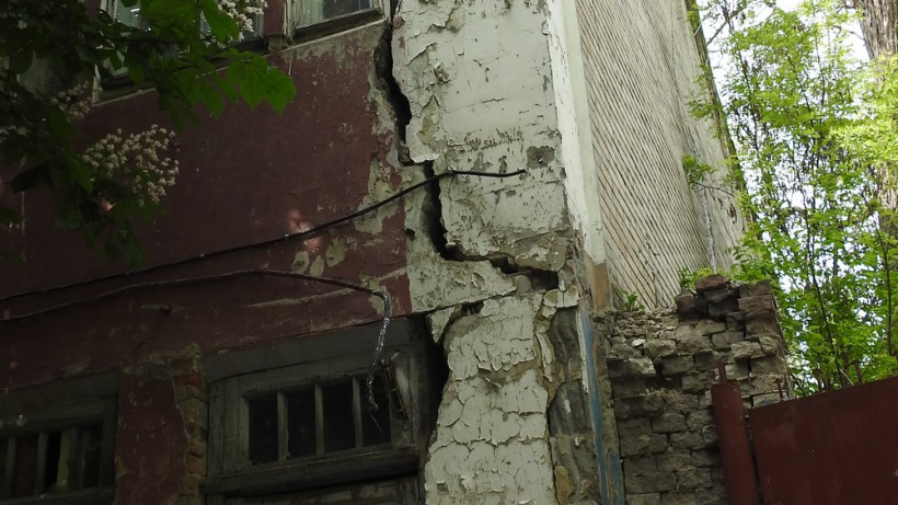 Чиновники составляют смету работ по поддержанию отваливающейся стены дома в центре Саратова