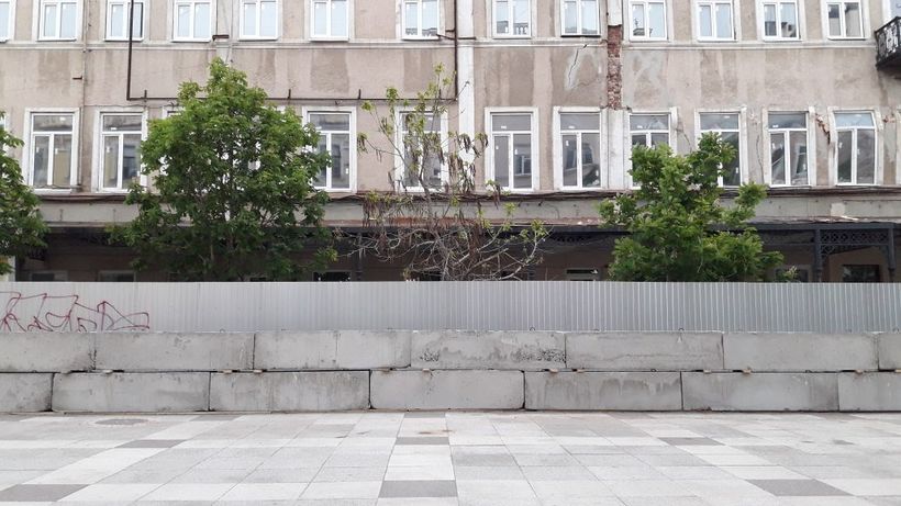 Разрушающуюся гостиницу «Россия» в забаррикадировали плитами
