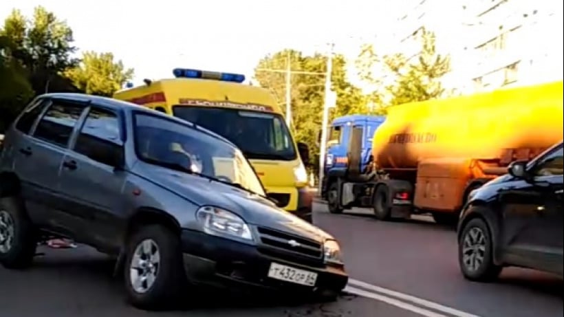 В Саратове под ехавшей «Нивой» провалился асфальт. Водитель в больнице