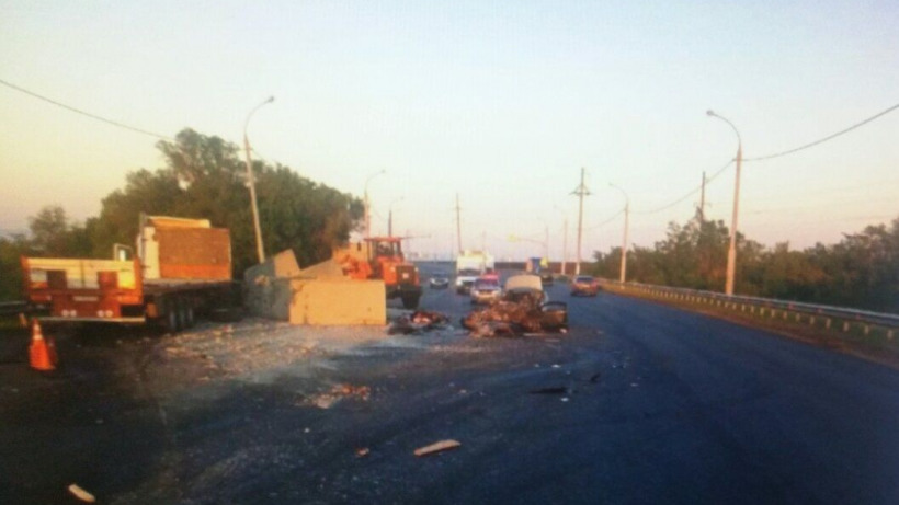 Lada Granta и МАЗ столкнулись на трассе в Саратовском районе. Погибли три человека 