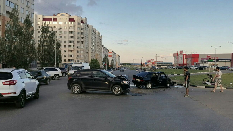 Младенец и четыре взрослых пострадали в массовой аварии на Тархова