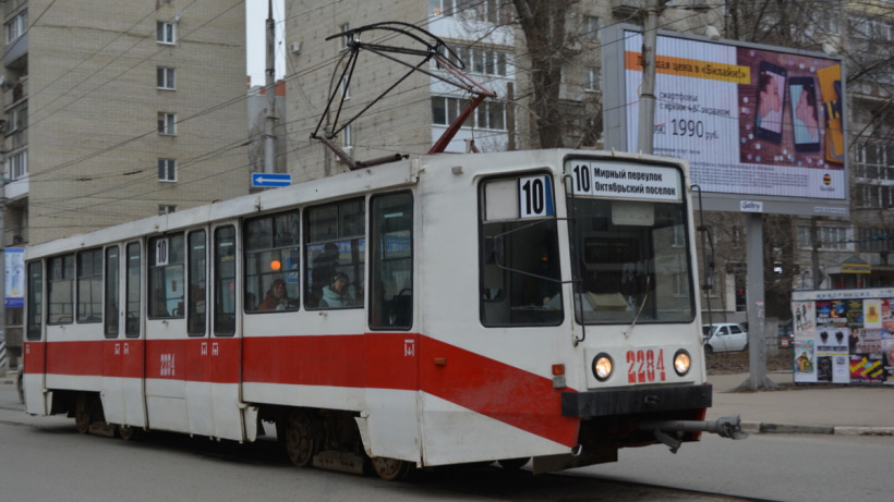 В трамваи и троллейбусы без кондукторов саратовцев начали пропускать только через переднюю дверь