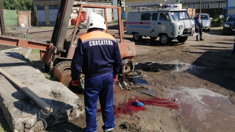 В Балашове погрузчик уронил бетонную плиту на человека и убил его