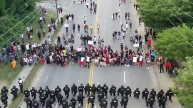 Американские полицейские встали на колени перед протестующими гражданами