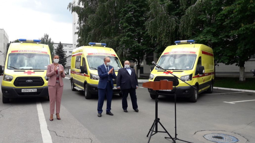 Саратовский губернатор вручил скорой помощи 13 новых реанимобилей Ford и УАЗ