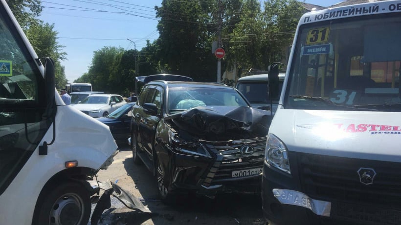 В Саратове водители маршруток оформляли ДТП без пострадавших, когда их протаранил Lexus