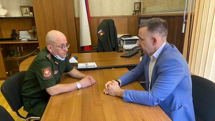 Саратовский сенатор посетил коронавирусный военный госпиталь и пренебрег правилами безопасности