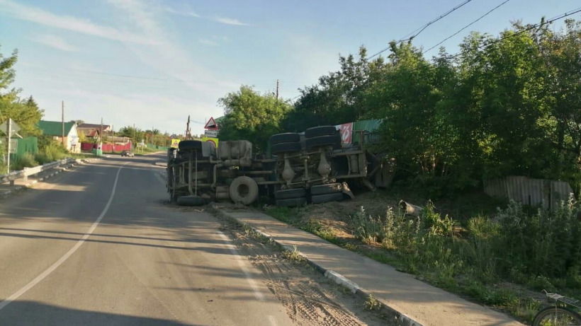 Под Саратовом пострадал водитель опрокинувшегося цементовоза
