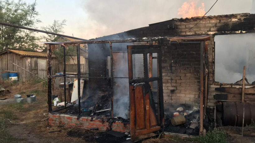 В Саратовской области пожар полностью уничтожил частный дом. Погибли две женщины 