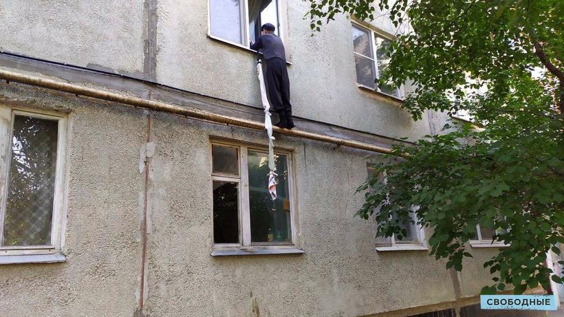 В Саратове 90-летний мужчина пытался покинуть квартиру через окно 