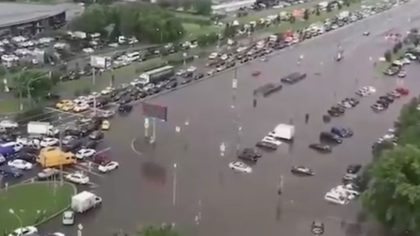 В Москве ливень затопил часть Варшавского шоссе у метро «Южная»