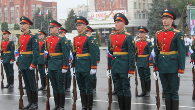 На Театральной площади Саратова прошел парад в честь 75-летия Победы