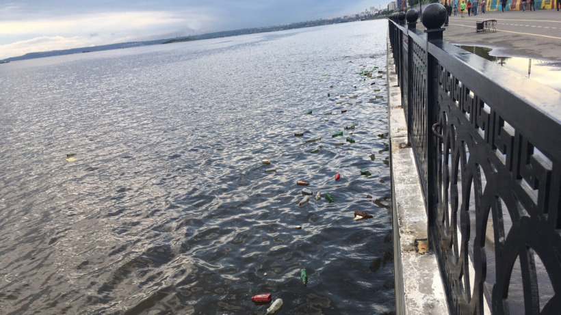 В Волге у саратовской набережной плавают сотни пластиковых бутылок