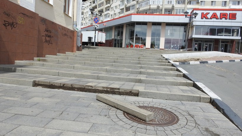 После ливня в Саратове отвалился камень от лестницы на Волжской
