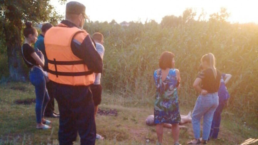 В Энгельсе спасатели достали из воды тело пожилой женщины  