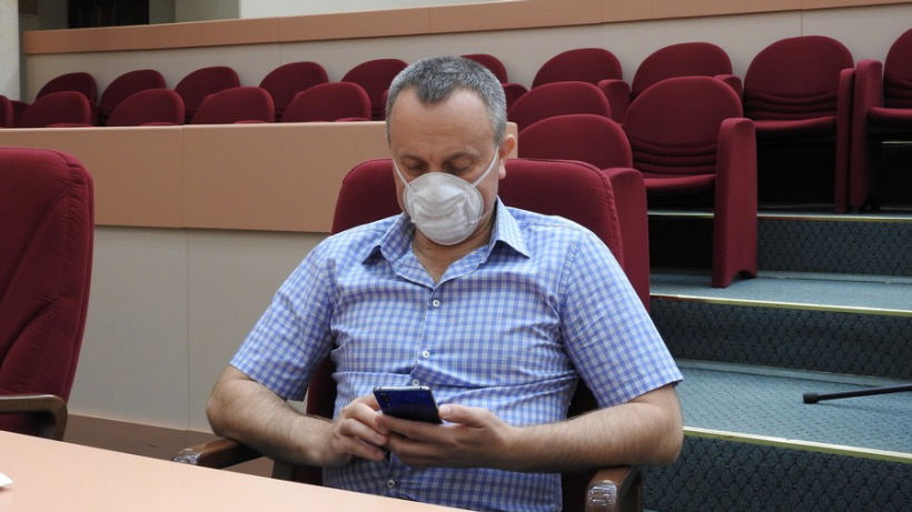 Саратовский депутат на заседании заявил о массовом сокращении на заводах. Ему отключили микрофон