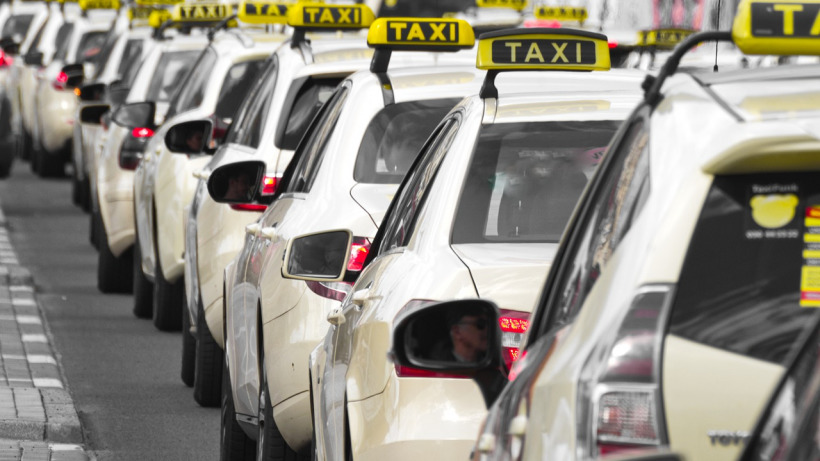 Саратовским таксистам будут выдавать разрешения на работу за 700 рублей 