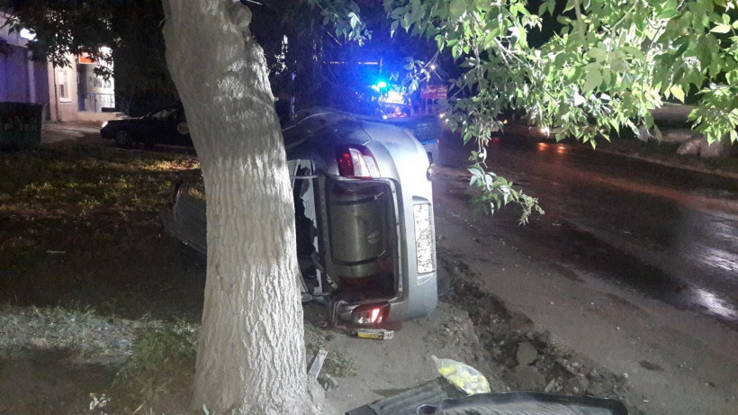 На Шехурдина такси Lada Granta врезалась в ограждение и перевернулась