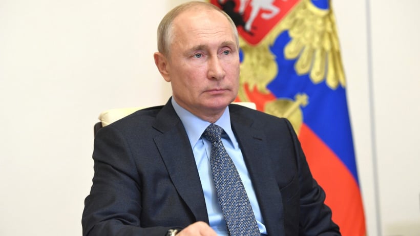 Путин подписал указ об индексации окладов госслужащих на три процента